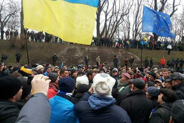 Под Кабмином митингующие требуют отставки Азарова