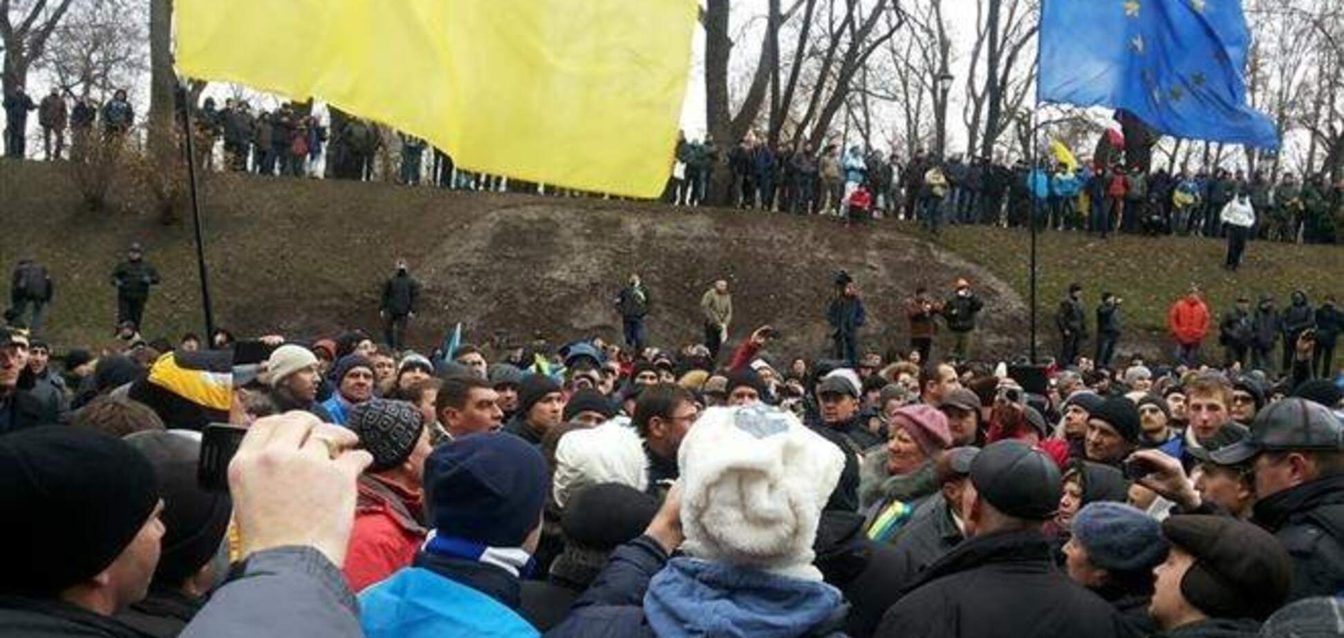 Під Кабміном мітингувальники вимагають відставки Азарова