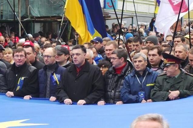 Луценко и Яценюк приехали к митингующим к Кабмину