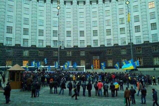 Кабмин и Нацбанк заблокированы митингующими