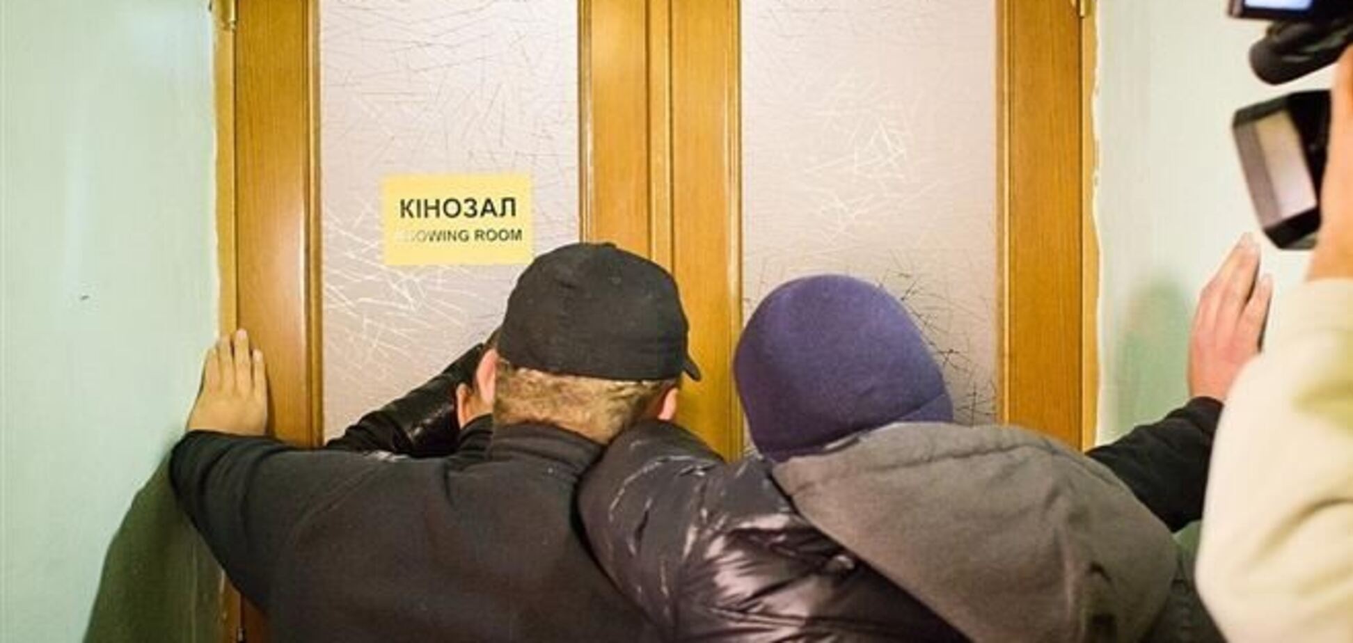 Неизвестные забаррикадировались в кинозале Одесского горсовета