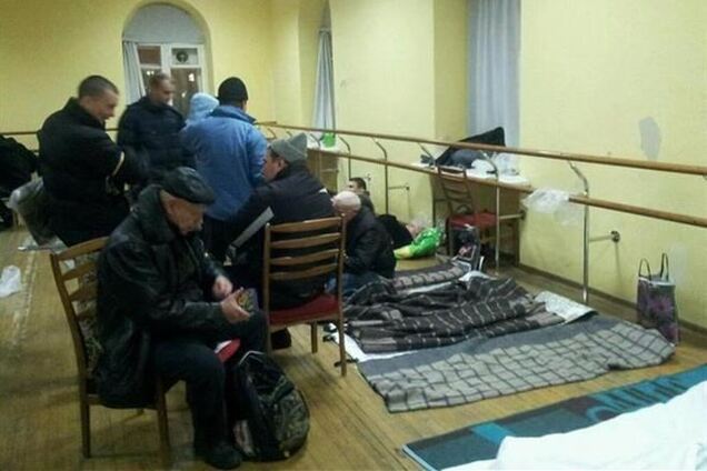 300 активистов заночевали в Октябрьском дворце