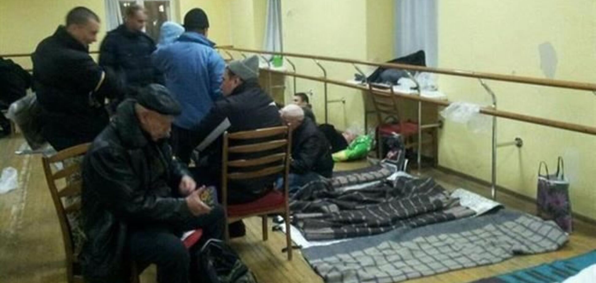 300 активістів заночували в Жовтневому палаці 