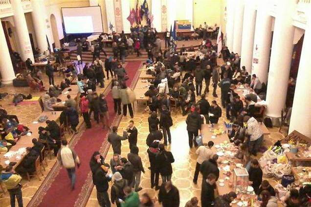 Евроактивисты в КГГА спят, греются и едят бутерброды с колбасой