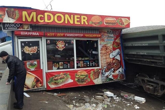 В Киеве поезд врезался в ларьки с шаурмой