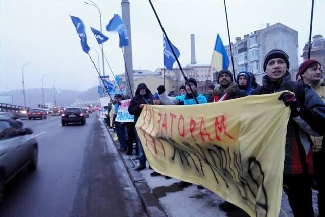 Активисты перекрыли дорогу кортежу Президента и скандируют 'Нет заторам Януковича!'