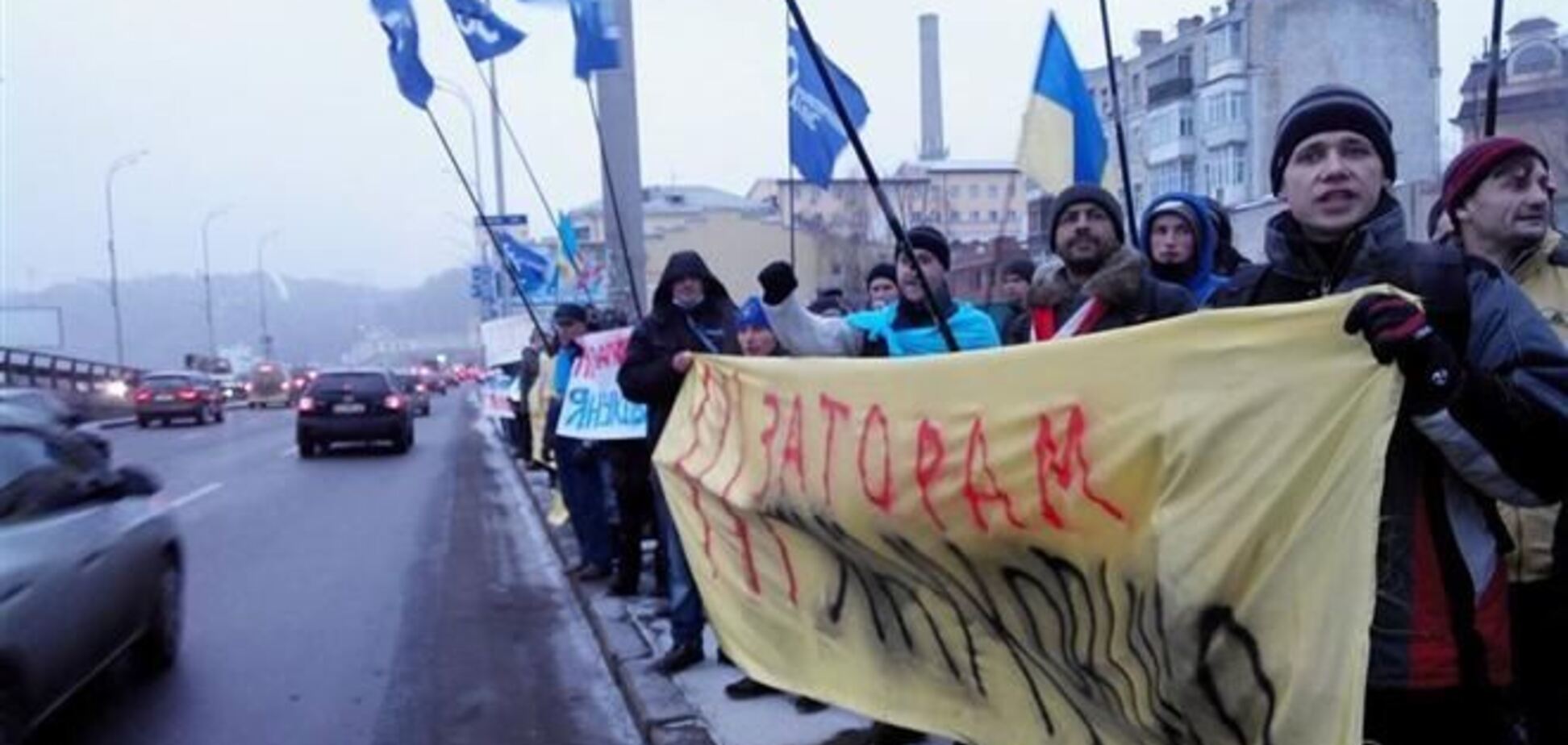 Активисты перекрыли дорогу кортежу Президента и скандируют 'Нет заторам Януковича!'