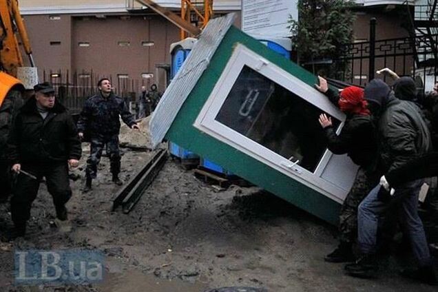 Незаконне будівництво на Жилянській 'тітушкі' знову обносять бетонним парканом