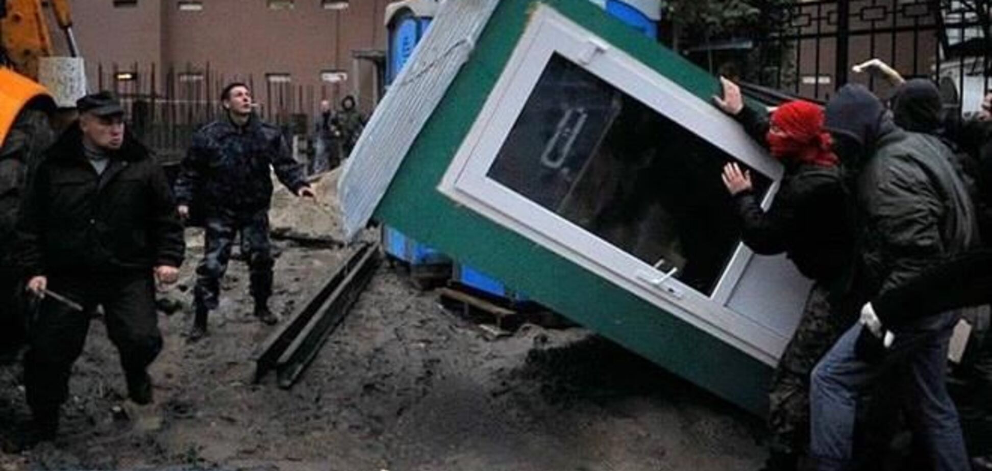 Незаконную стройку на Жилянской 'титушки' снова обносят бетонным забором