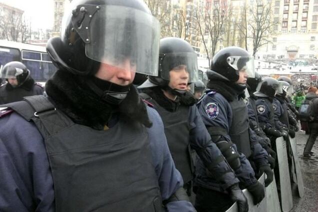 Бойцы ВВ превратили школы в центре Киева в свои казармы