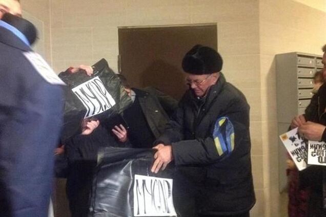 Активисты пикетировали квартиру Захарченко