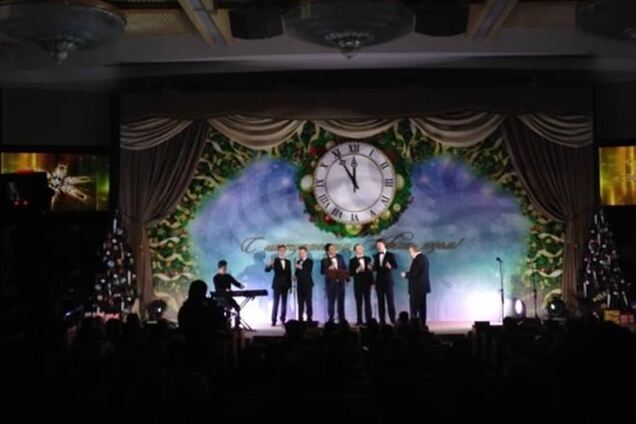 Жириновский возглавил 'хор мальчиков ЛДПР' на капустнике Госдумы