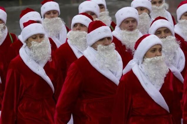 В Ялте около тысячи Дедов Морозов вышли на парад