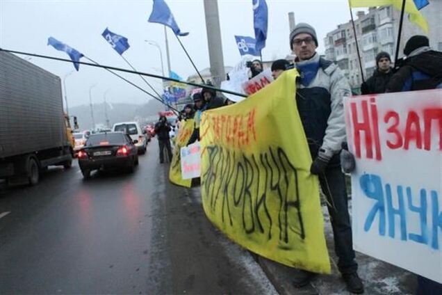 Активісти погрожують не пускати на роботу Януковича та уряд