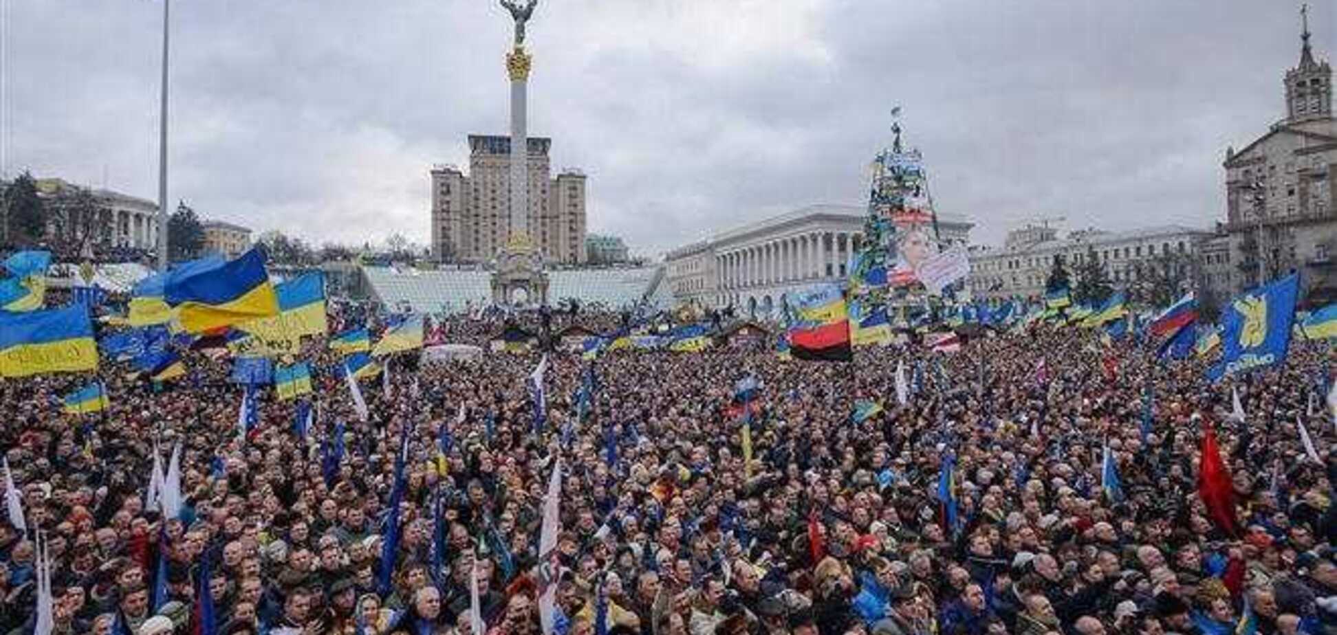 На Майдане уже десятки тысяч людей и 'Беркут'