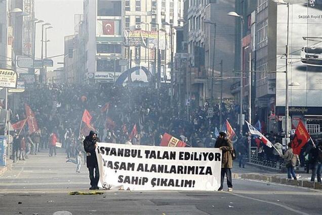 В Турции протесты оппозиции разогнали пулями и водометами