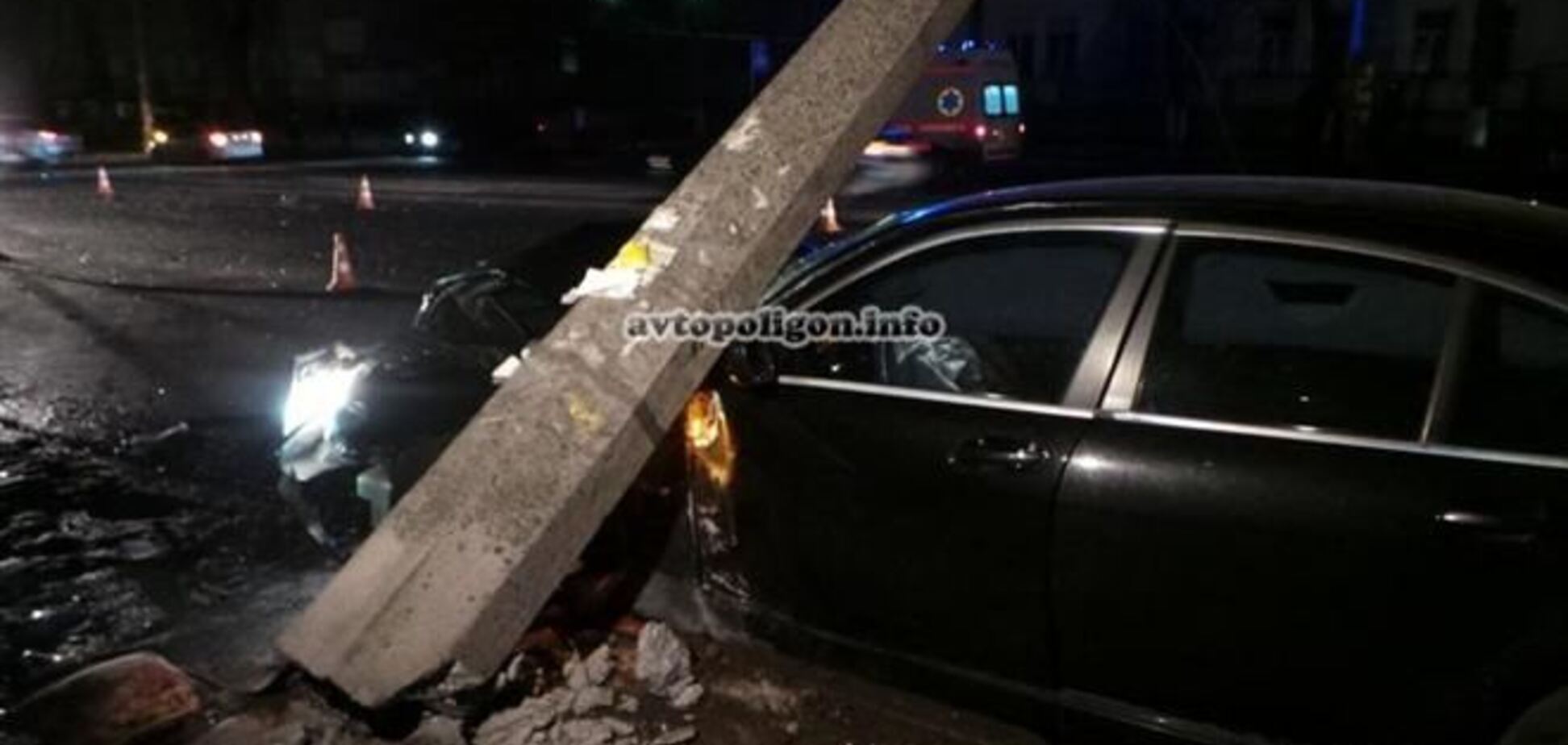 В Киеве BMW смял Chevrolet и снес столб: четверо пострадавших