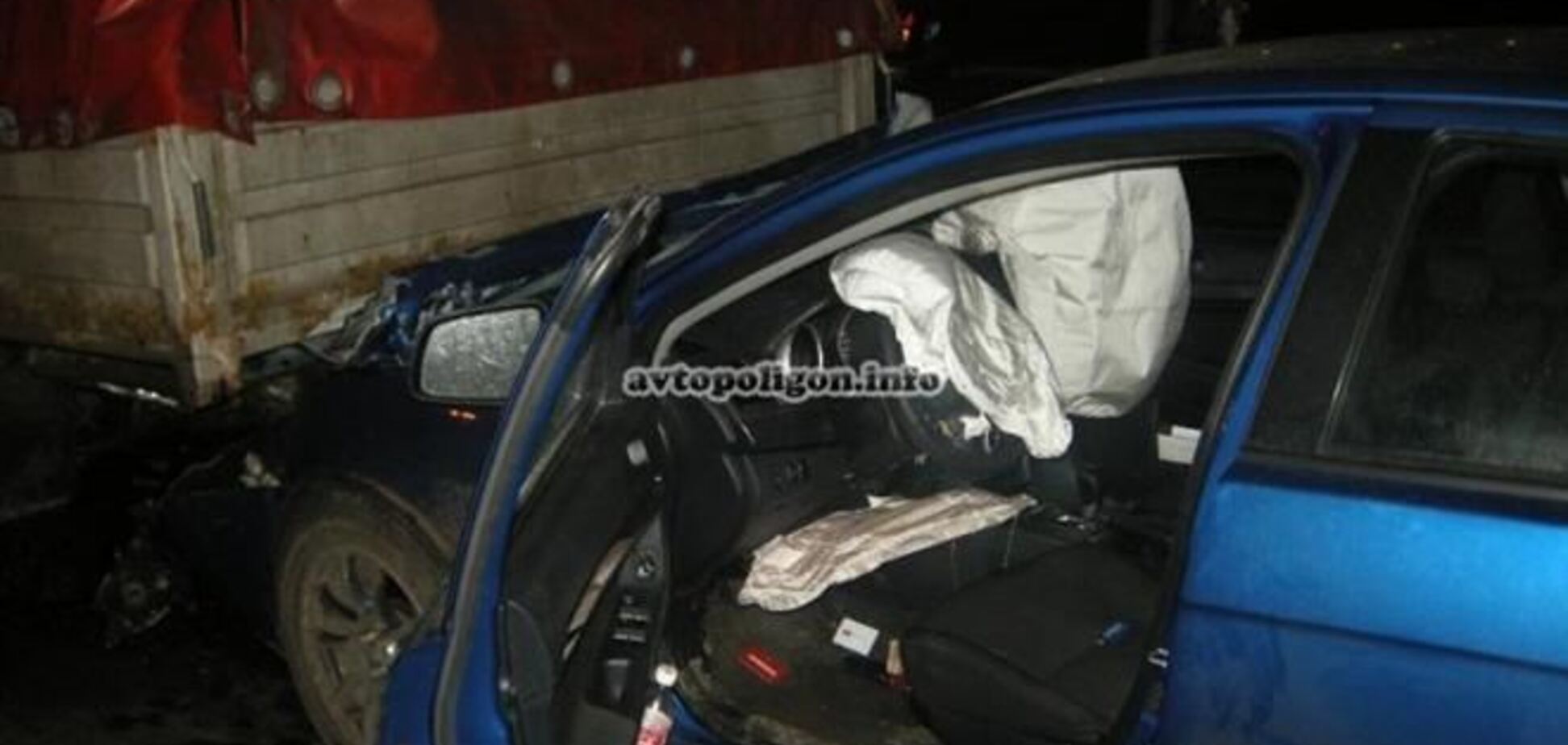 В Киеве пьяная женщина-водитель протаранила грузовик и сбила гаишника