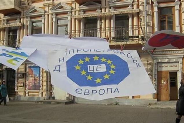 У Дніпропетровську на ялинку повісили записки з побажаннями відставки влади