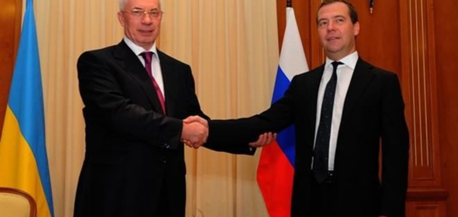 У Медведева рассказали, о чем будут говорить с Азаровым