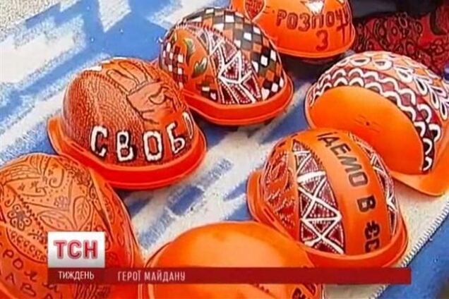 На Евромайдане строитель разрисовывает 'каски Фаберже'
