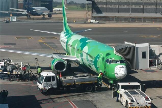 В ЮАР самолет со 182 пассажирами въехал в здание аэропорта
