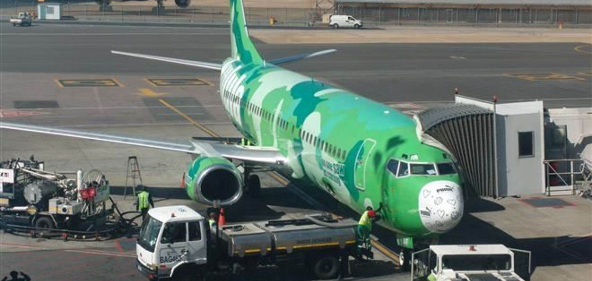 В ЮАР самолет со 182 пассажирами въехал в здание аэропорта