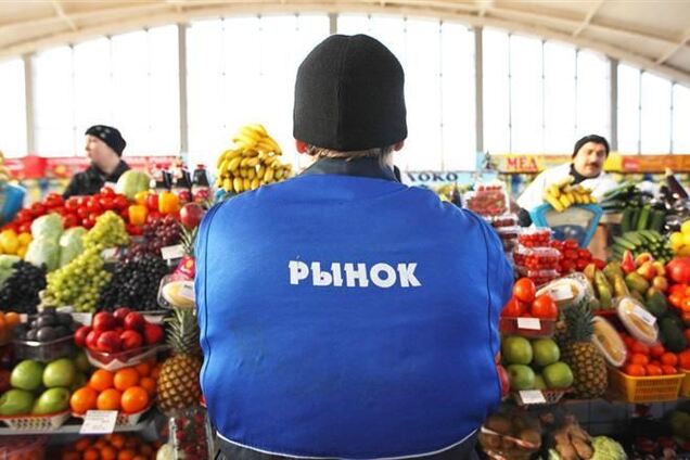 Иностранцам в России запретили работать в магазинах, на рынках и в аптеках
