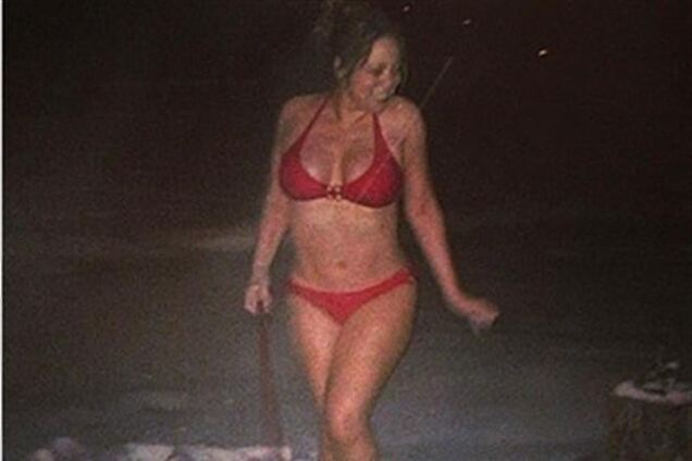 Мэрайя Кэри предстала в одном купальнике на заснеженной улице