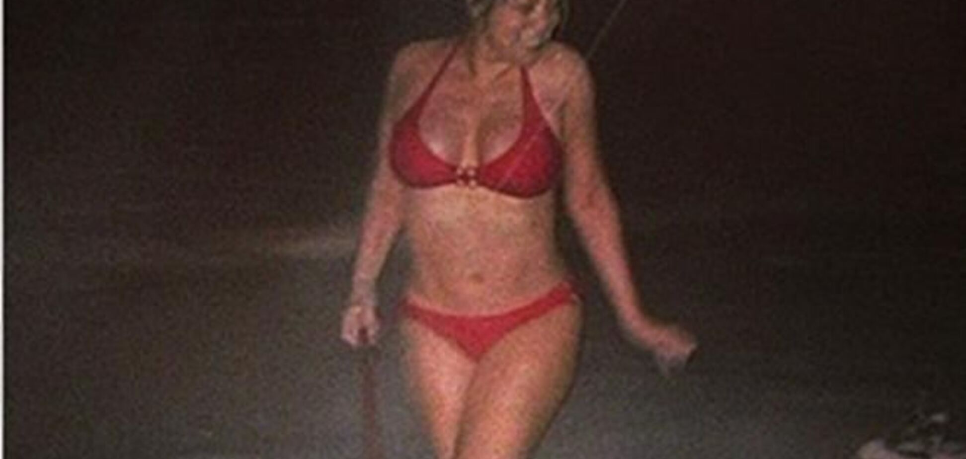 Мэрайя Кэри предстала в одном купальнике на заснеженной улице