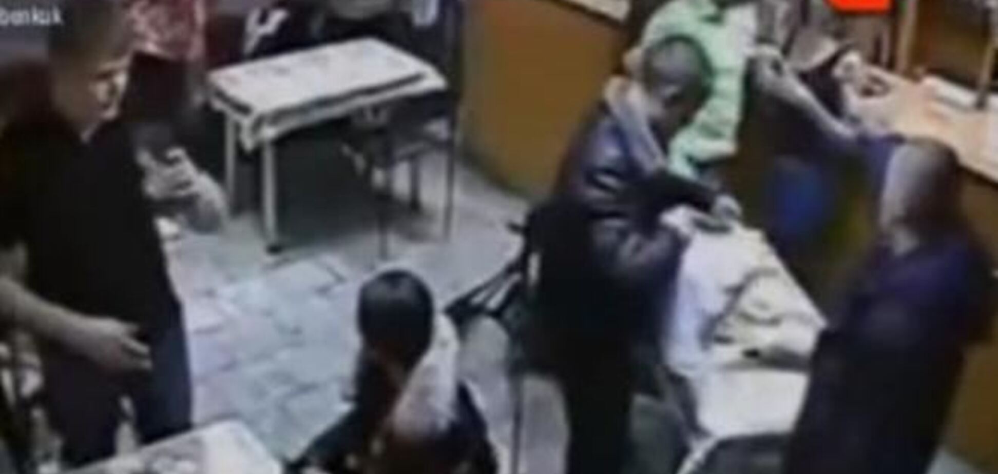 Камеры зафиксировали, как дебошир угрожал пистолетом посетителям кафе в Кировограде