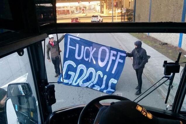 В Кремниевой долине протестующие напали на автобусы Google и Apple