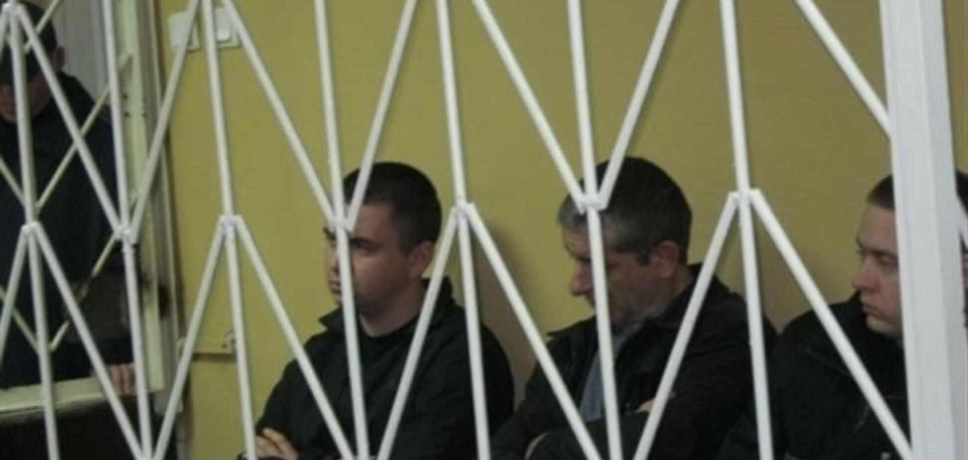 Донецьким правоохоронцям, які знущалися над чоловіком, суд повернув звання 