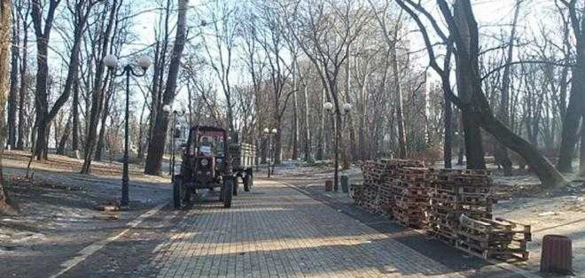 Від антимайдану в Маріїнському парку залишилися тільки біотуалети