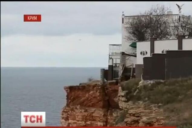 З мису Фіолент у Криму прямо в море впала дача разом з павичами
