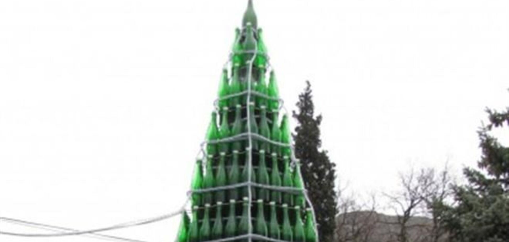 В Крыму соорудили самую высокую в Украине елку из бутылок шампанского