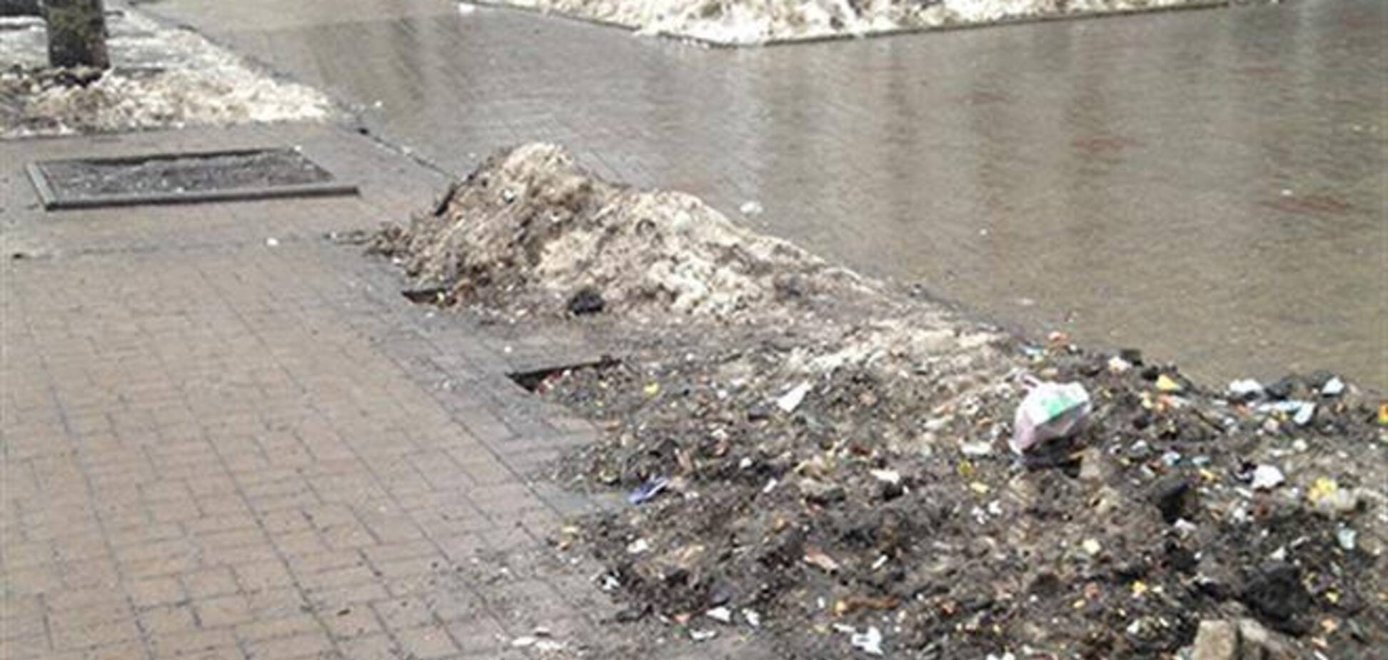 Девушка на иномарке снесла остановку в центре Донецка