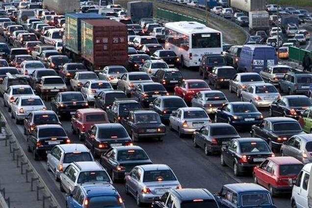 Киев стоит в автомобильных пробках