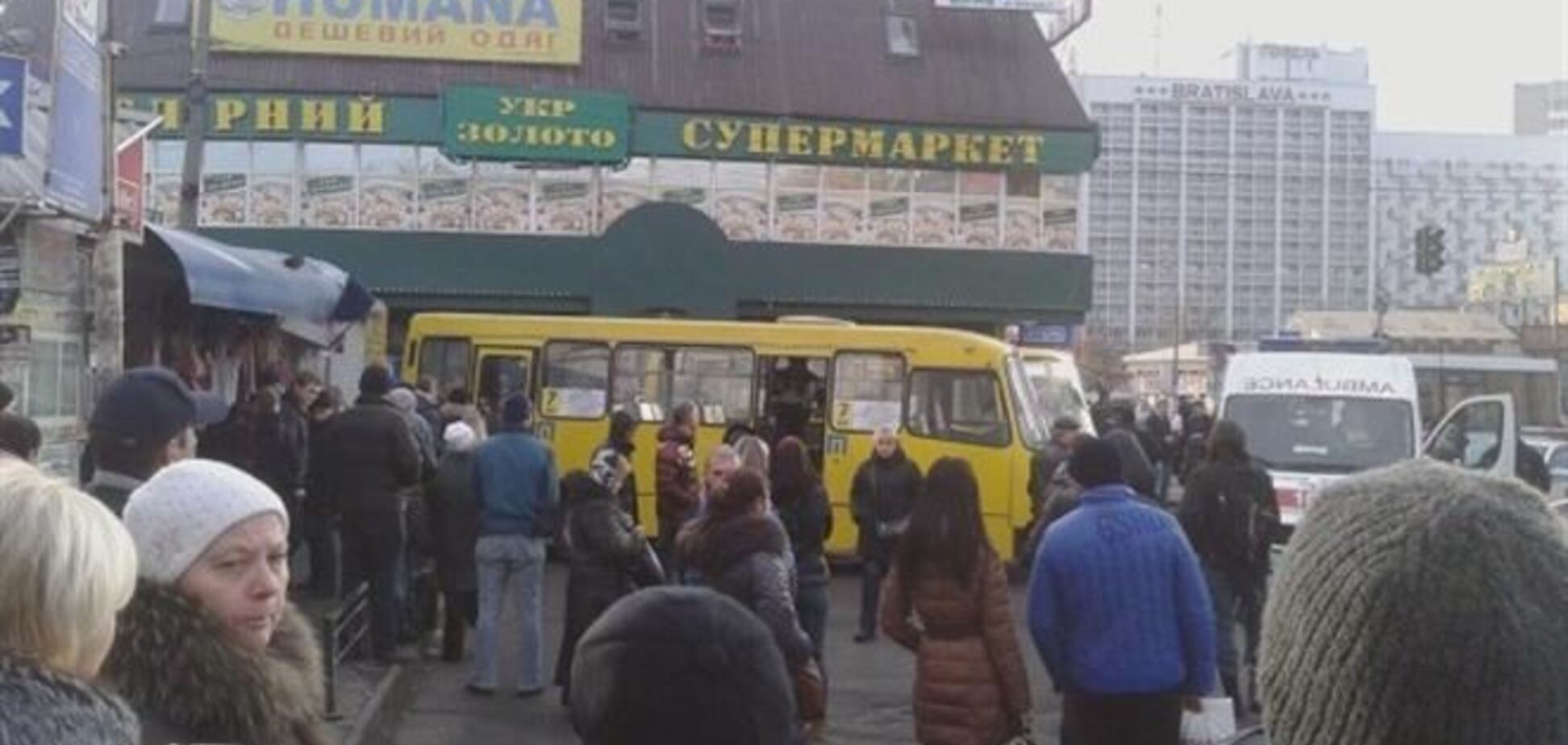 В Киеве маршрутка вылетела на тротуар: есть пострадавшие