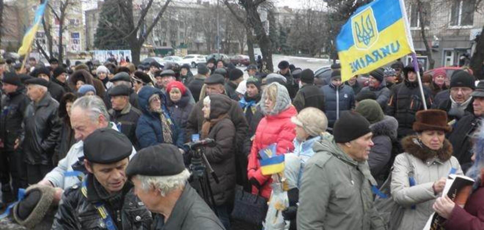 У Кременчуці прихильники Евромайдана виламали двері у фойє міськради