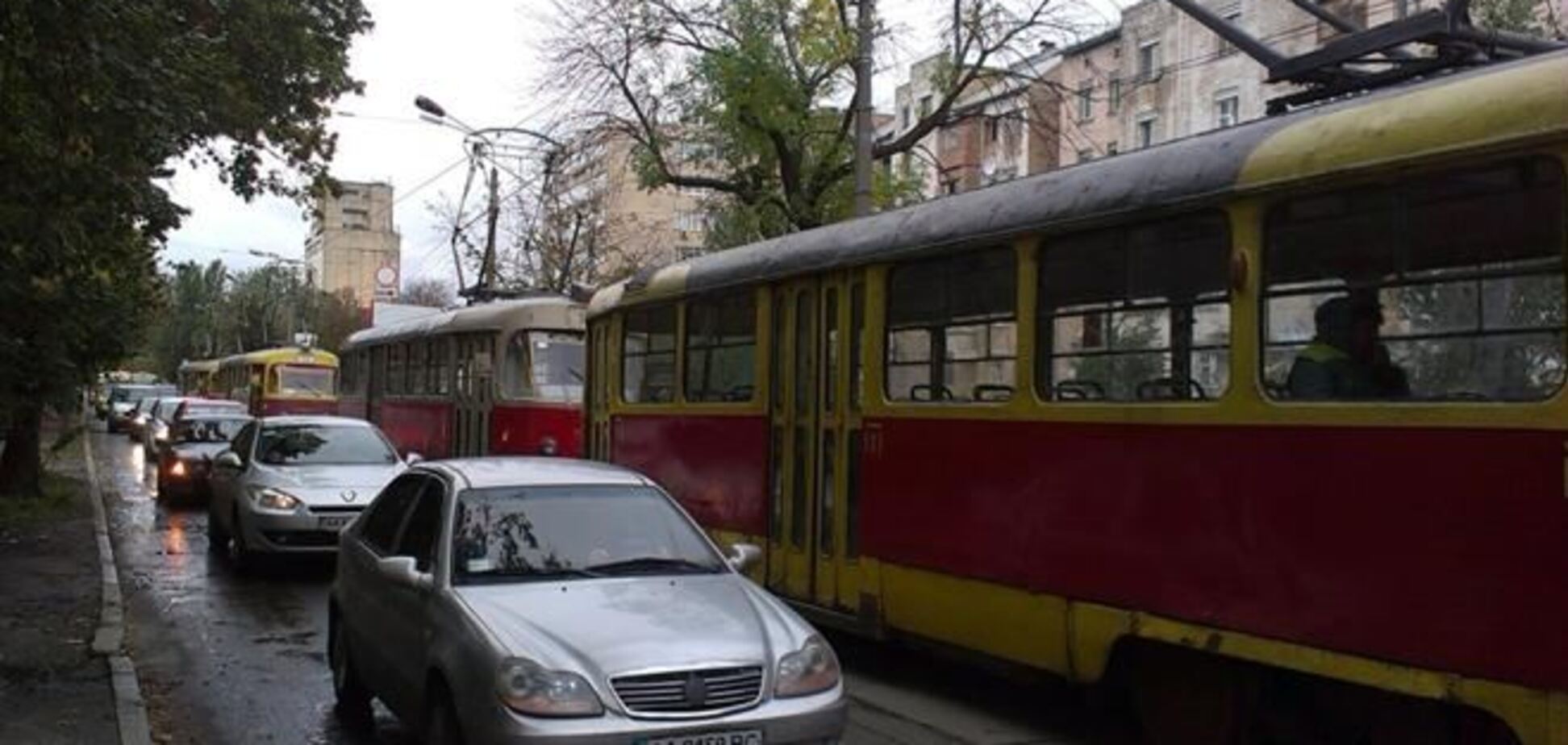 В Киеве трамвай сбил коляску с младенцем