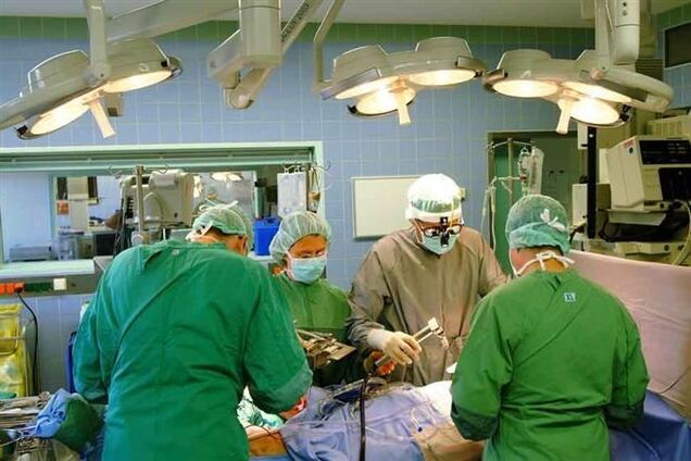 Британський хірург 'позначив' своїми ініціалами печінку пацієнта