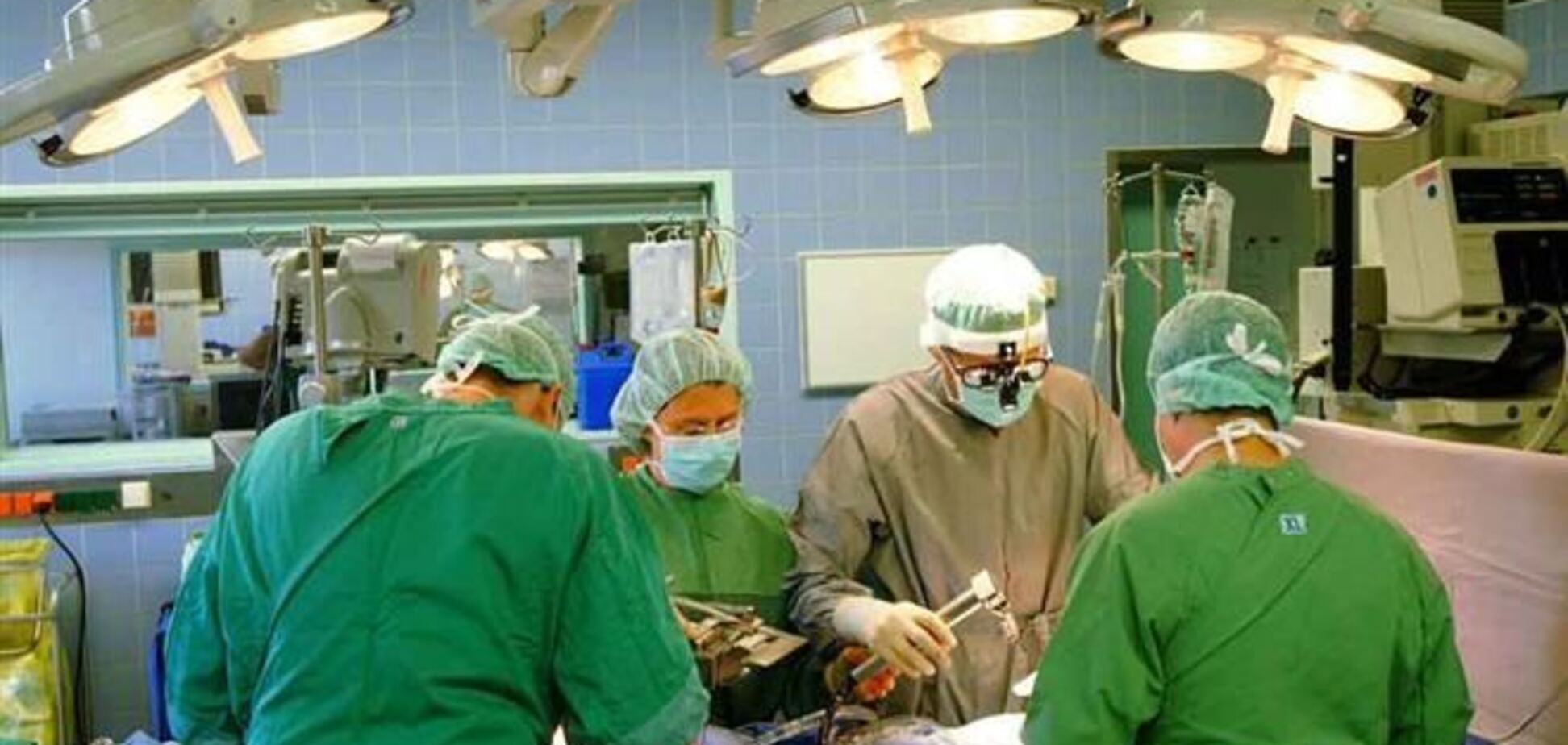 Британский хирург 'обозначил' своими инициалами печень пациента