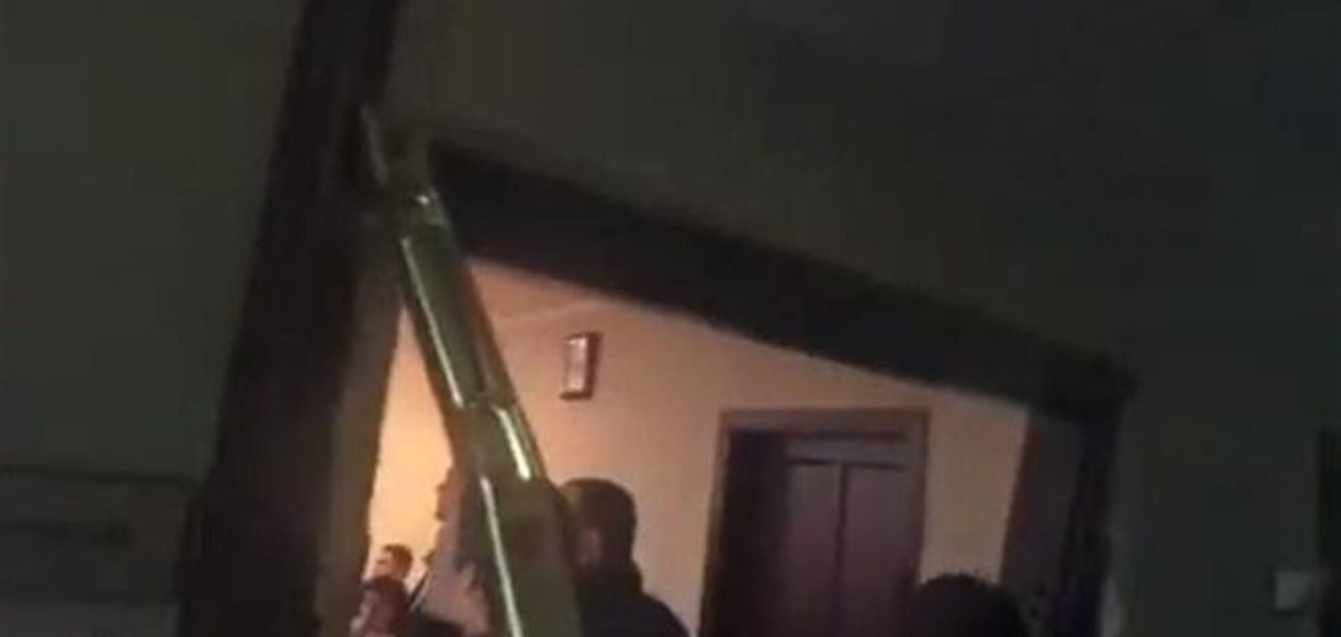 Заседание Киевсовета: нардепы взломали дверь