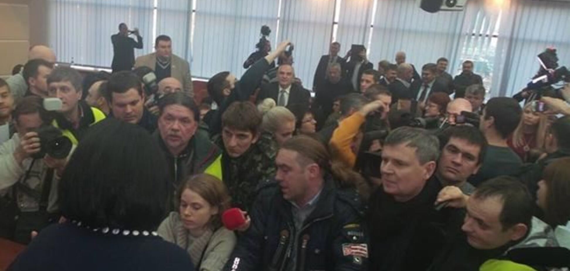 Сессию Киевсовета закрыли: в зал ворвались нардепы