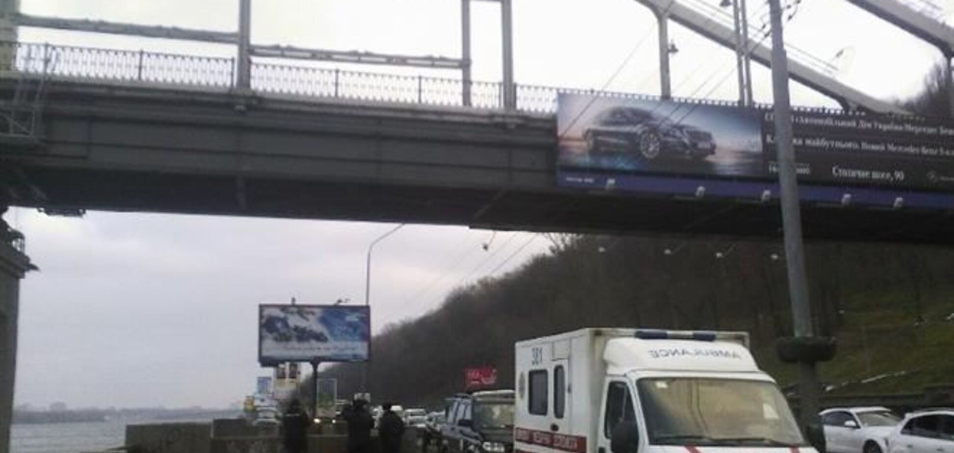 В Киеве при падении с моста разбился мужчина