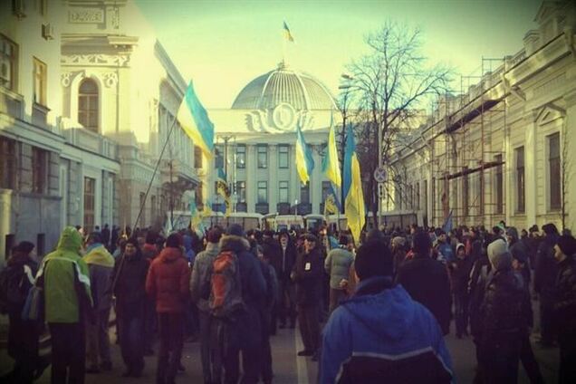 Почти 45% украинцев не поддерживают блокирование админзданий - опрос