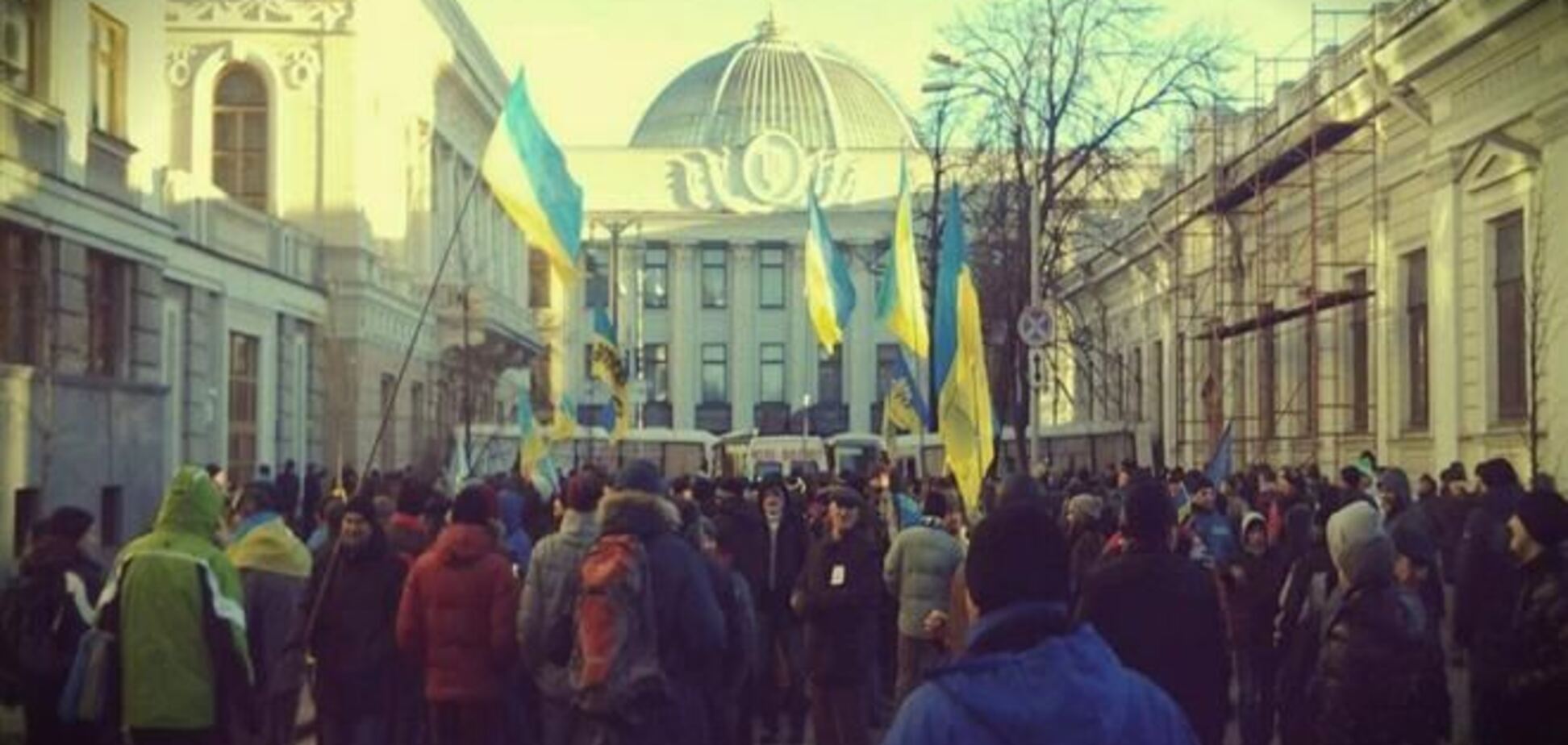 Почти 45% украинцев не поддерживают блокирование админзданий - опрос