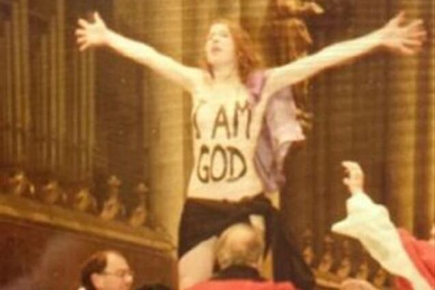Активістка FEMEN в Кельні взяла участь у різдвяній месі
