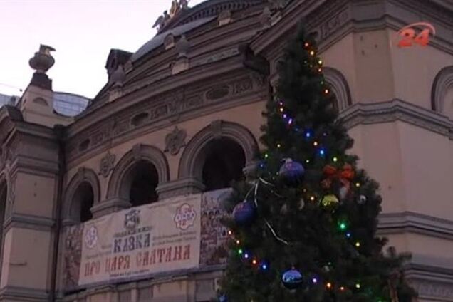 В Киеве установили новогоднюю Евроелку